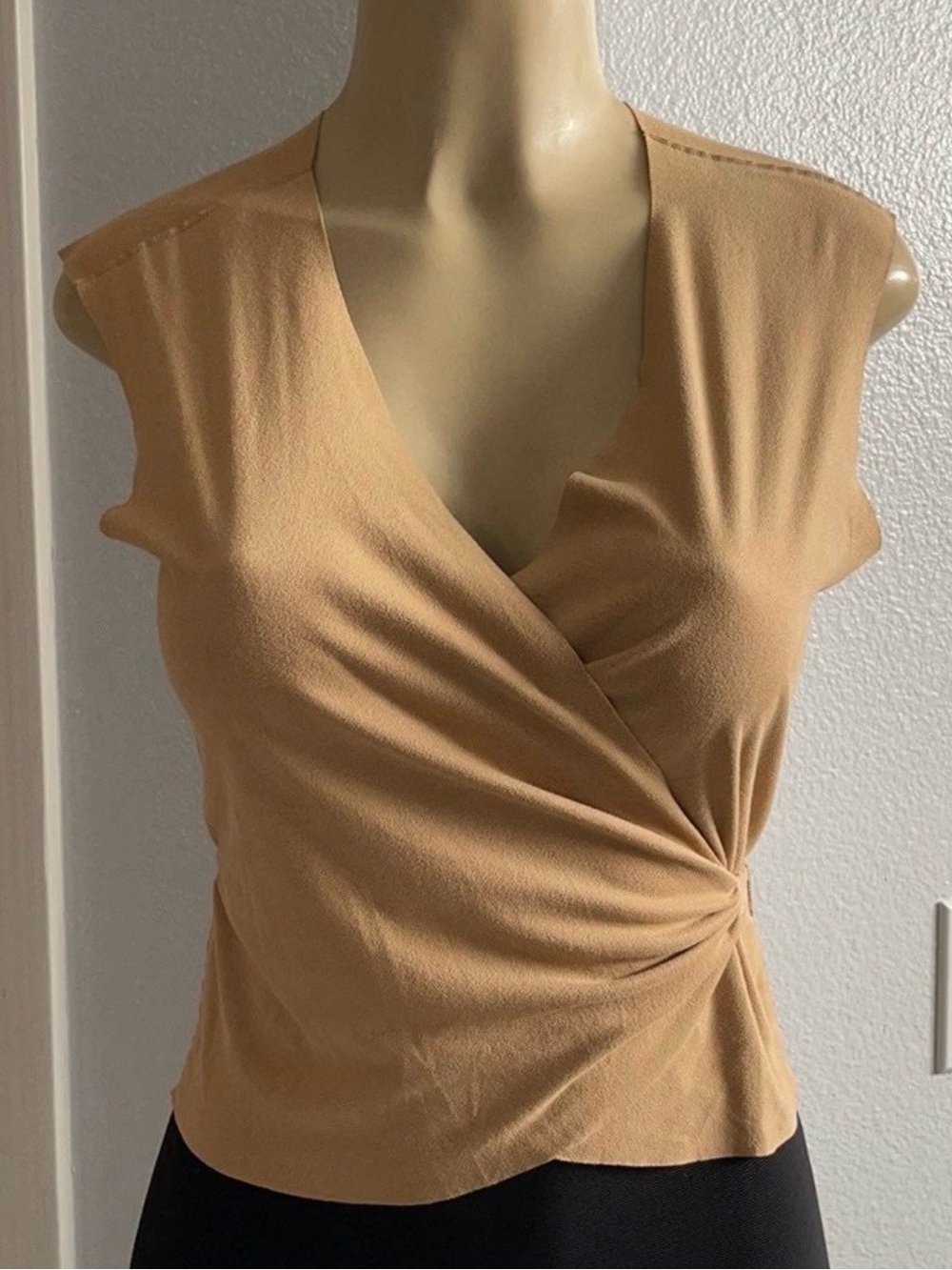 Women’s Guess size M Wrap Front Sleeveless Top in Camel